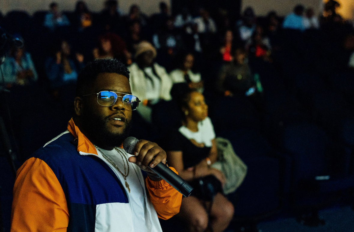 Eann Robinson speaking with microphone to an audience